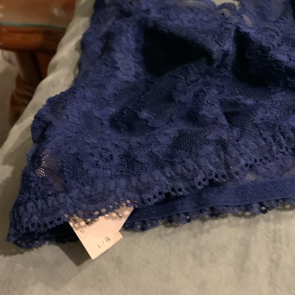 NWT. Victoria  Secret Navy Blue Bralette Size Large. Lace Runs Small - Picture 3 of 6